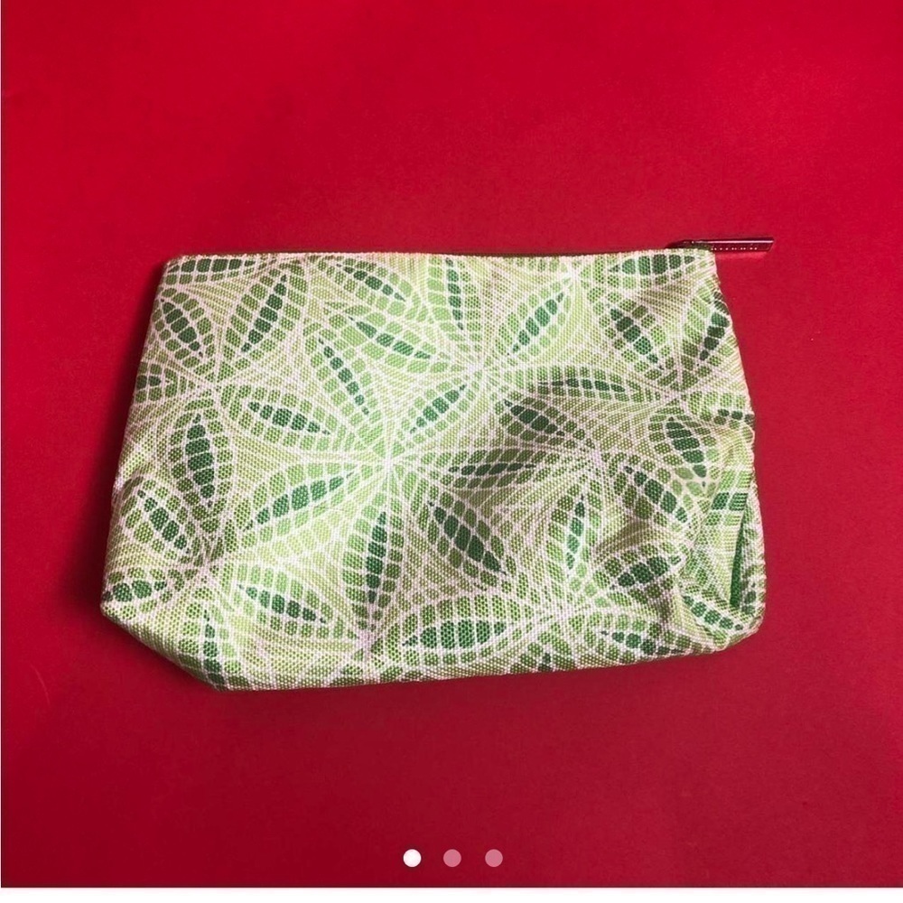 Simple floral makeup/pencil case 💚🤍